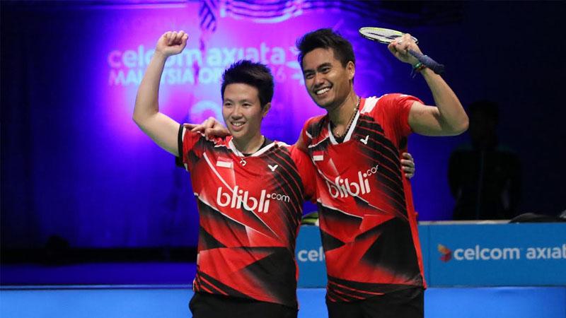 Ekspresi kegembiraan Owi/Butet usai berhasil menggondol gelar di ajang Malaysia Open 2016.